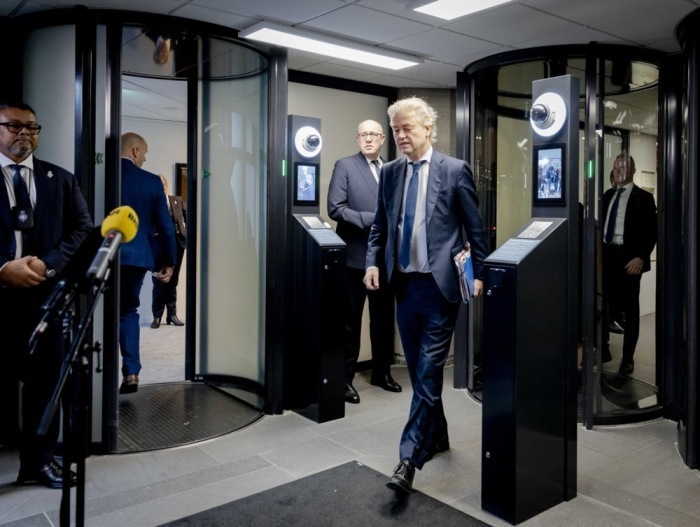 Geert Wilders (PVV) trifft zu einem Gespräch mit dem Informanten Ronald Plasterk in Den Haag ein. Foto: epa/Remko De Waal