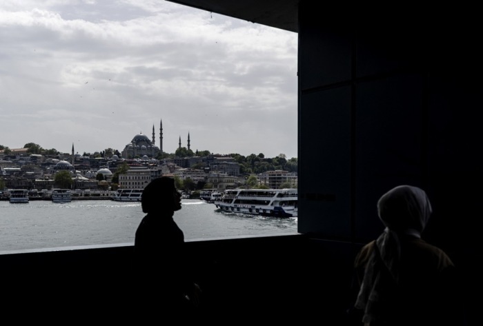 Leute gehen über die Galata-Brücke in Istanbul. Foto: epa/Erdem Sahin