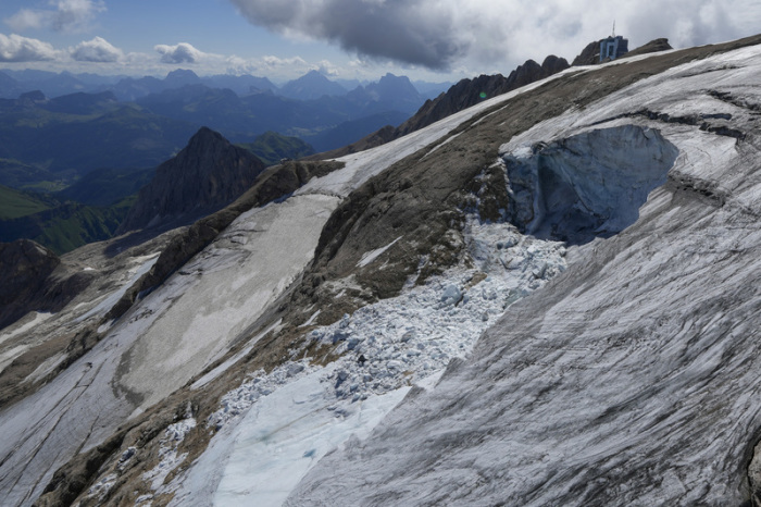 Blick aus einem Rettungshubschrauber auf den Punta-Rocca-Gletscher in den italienischen Alpen. Foto: Luca Bruno/Ap/dpa