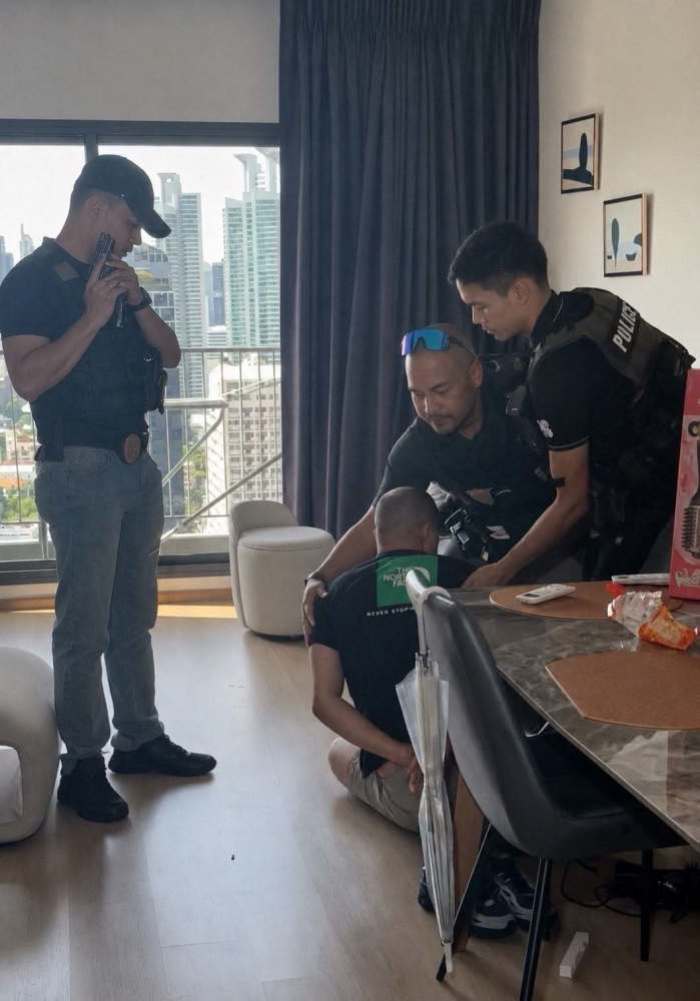 Spezialkräfte der Einwanderungsbehörde nahmen einen der beiden französischen Tatverdächtigen in einem Luxuscondominium im Bangkoker Stadtteil Asok fest. Bild: Police News Varieties