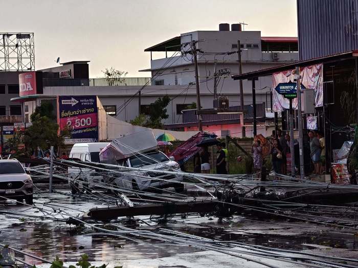 Umgestürzte Strommasten blockierten die Chalong Krung Road über mehrere Kilometer. Bild: Bangkok Metropolitan Administration (BMA)