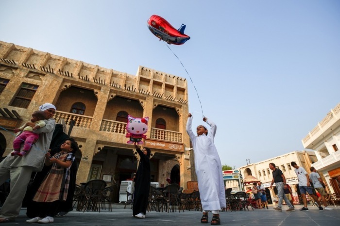 Die Kinder spielen mit Luftballons in der Hauptfußgängerzone Souq Waqif im Zentrum von Doha. Foto: epa/Diego Azubel