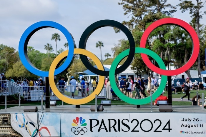 Das Logo der Olympischen Ringe, das für die Olympischen Sommerspiele 2024 in Paris wirbt. Foto: epa/Erik S. Lesser
