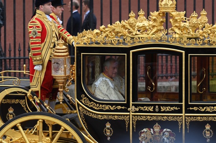 Der britische König Charles III. und seine Gemahlin Camilla verlassen den Buckingham Palast und gehen zur Krönungszeremonie in die Westminster Abbey in London. Foto: epa/epa-efe/neil Hall