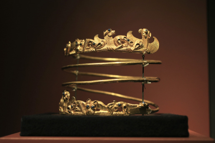 Ein Werk aus einem etwa 2000 Jahre alten Goldschatzes liegt bei der Ausstellung «Die Krim - Gold und Geheimnisse des Schwarzen Meeres» im historischen Museum Allard Pierson in Amsterdam. Foto: Peter Dejong/Ap/dpa