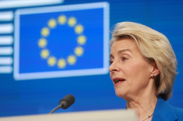 EU-Kommissionspräsidentin Ursula von der Leyen nach dem EU-Gipfel in Brüssel, bei dem Ukraine, Finanzen, Erweiterung und Wirtschaftslage beraten wurden. Foto: epa/Olivier Hoslet
