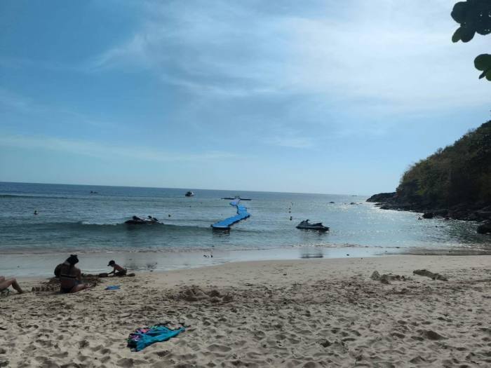 Eine Pontonanlage ragt vom Strand ins Meer und steht im Mittelpunkt der laufenden Ermittlungen. Foto: Phuket Info Center
