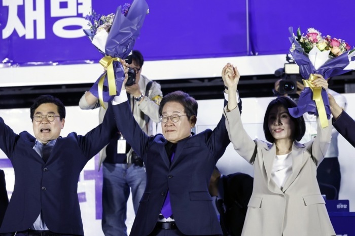 Lee Jae-myung feiert mit seiner Frau Kim Hye-kyung nach Schließung der Wahllokale in Seoul seinen Wahlsieg. Foto: epa/Jeon Heon-kyun