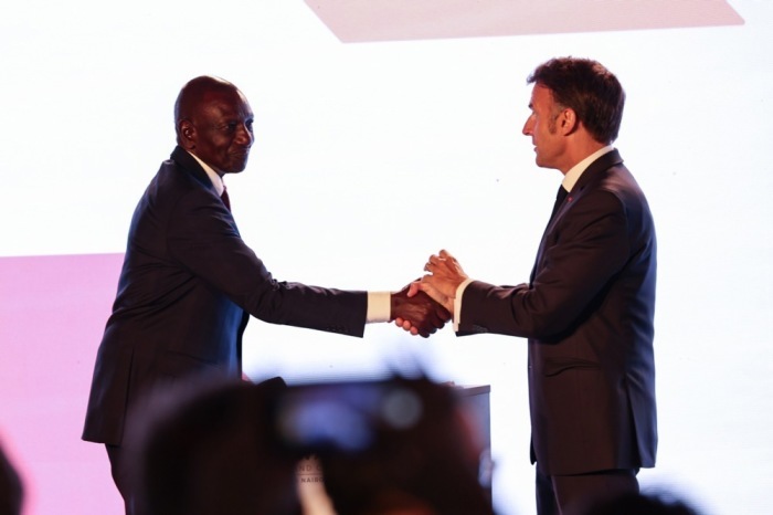 Frankreichs Präsident Emmanuel Macron trifft Kenias Präsidenten William Ruto beim Africa Forward Summit in Nairobi. Foto: EPA/Daniel Irungu