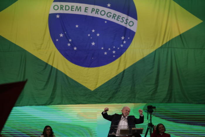 Der ehemalige brasilianische Präsident Luiz Inacio Lula da Silva präsentiert seine Kandidatur für die Präsidentschaftswahlen in Sao Paulo, Brasilien. Foto: epa/Fernando Bizerra