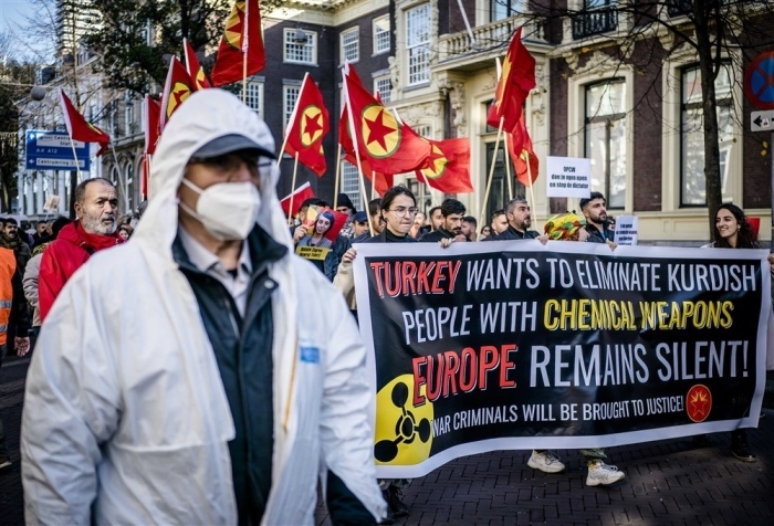 Menschen protestieren in Den Haag gegen den angeblichen Einsatz von Chemiewaffen durch die Türkei gegen Kurden. Foto: epa/Bart Maat