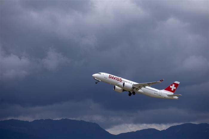 Ein Flugzeug vom Typ Airbus A220-300 (HB-JCS) der Swiss International Air Lines hebt auf dem Genfer Flughafen ab. Foto: epa/Salvatore Di Nolfi