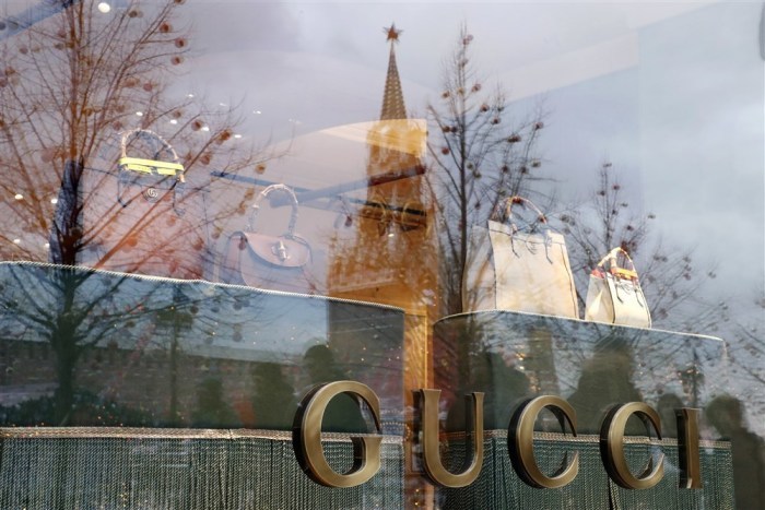Das Logo von Gucci in einem Schaufenster eines geschlossenen Gucci-Einzelhandelsgeschäfts. Foto: epa/Maxim Shipenkov