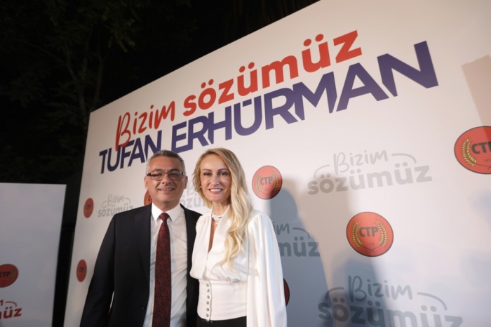 Erhürman und seine Frau Nilen posieren nach dem Wahlsieg in Nord-Nikosia. Foto: epa/Birol Bebek