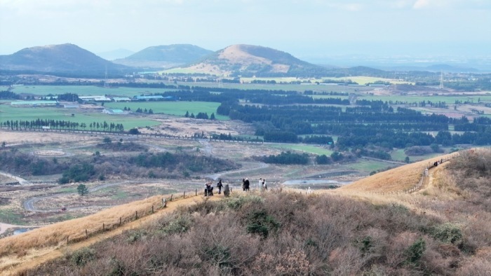 Besucher spazieren durch verschneite Landschaft am Saebyeol Oreum in Aewol auf Jeju Foto: epa/Yonhap