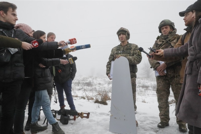 Der Soldat der Territorialen Verteidigung, Oleg Vasylyshyn (C), spricht einen Tag nach dem Abschuss einer russischen Rakete am Rande von Kiew mit Journalisten. Foto: epa/Sergey Dolzhenko