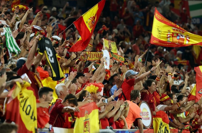 Die spanischen Fans feiern den Sieg im Fußballspiel der Gruppe B der UEFA EURO 2024 zwischen Albanien und Spanien. Foto: epa-efe/Friedemann Vogel