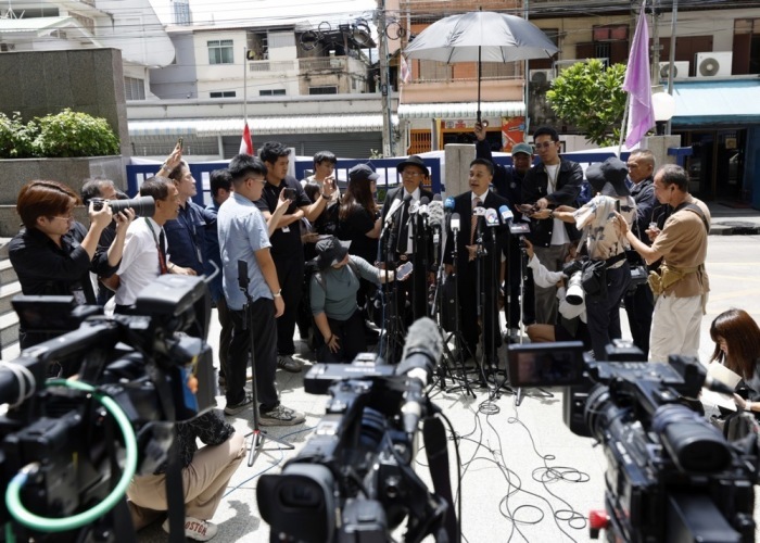 Verteidiger Choochat Kanpai spricht nach der Urteilsverkündung im Erawan-Anschlagsprozess vor Medienvertretern in Bangkok. Foto: epa/Rungroj Yongrit