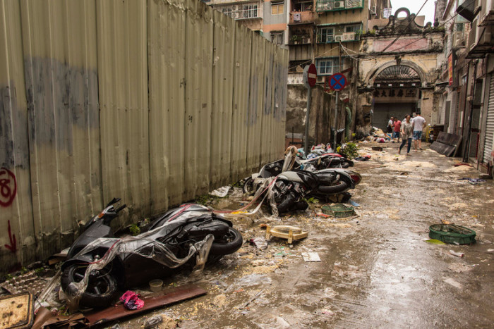  Ein verwüsteter Straßenzug in Macau. Foto: epa/Antonio Mil-homen