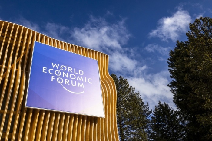 An einem Gebäude vor der Jahrestagung des Weltwirtschaftsforums (WEF) in Davos ist das Logo des Weltwirtschaftsforums zu sehen. Foto: epa/Michael Buholzer