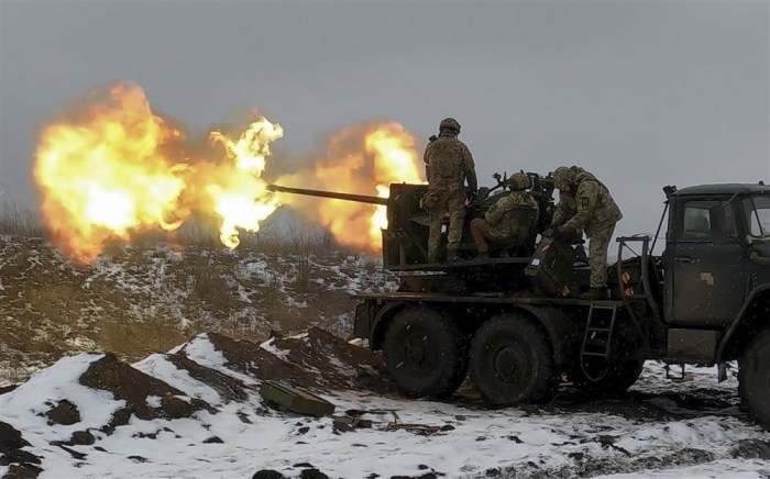 Ukrainische Soldaten feuern ein Flugabwehrgeschütz auf eine Stellung in der Nähe von Bakhmut, Region Donezk. Foto: epa/Sergey Shestak