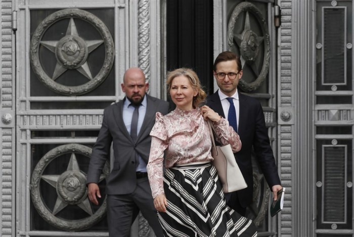 Die schwedische Botschafterin in Russland, Malena Mard (C), verlässt das russische Außenministerium in Moskau. Foto: epa/Yuri Kochetkov