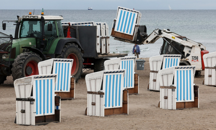 Im Ostseebad werden die ersten Strandkörbe ins Winterquartier gebracht. Bis Mitte Oktober muss der Strand geräumt sein. Foto: Bernd Wüstneck/dpa
