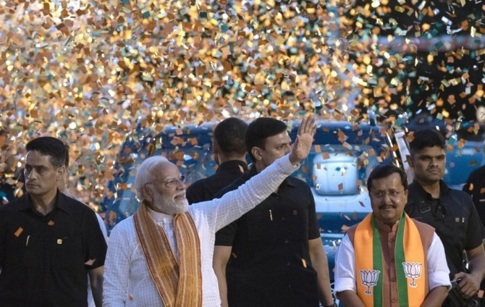 Modi feiert mit BJP-Präsident Nitin Nabin den Wahlsieg seiner Partei bei den Landtagswahlen in Assam und Westbengalen. Foto: epa/Rajat Gupta