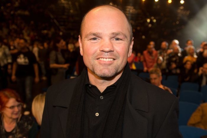 Ex-Weltmeister Sven Ottke posiert vor dem Boxabend in der Stuttgarter Schleyerhalle, bei dem Marco Huck seinen Titel verteidigen will. Foto: dpa/Sebastian Kahnert