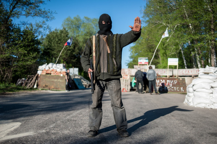 Ein bewaffneter prorussischer Demonstrant gestikuliert, während er an einem Kontrollpunkt in der Nähe von Krasnyi Liman in der Region Donezk Wache steht. Archivfoto: epa/EVGENIY MALOLETKA
