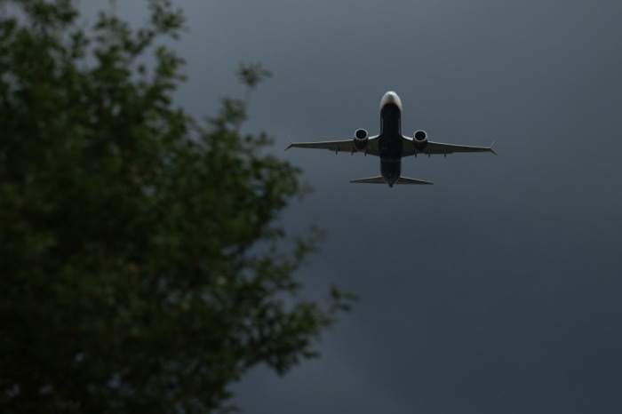 Ein Ryanair-Flugzeug startet vom Flughafen Manchester. Steigende Kerosinpreise belasten Fluggesellschaften weltweit. Foto: EPA/Adam Vaughan