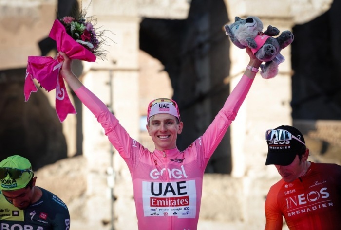 Tadej Pogacar vom Uae Team Emirates posiert nach dem Giro d'Italia 2024 in Rom auf dem Siegerpodest. Foto: epa/Giuseppe Lami