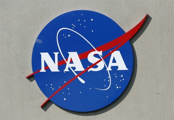 Das NASA Logo prangt an einer Wand vor dem Johnson Space Center in Houston. Foto: epa/Aaron M. Sprecher