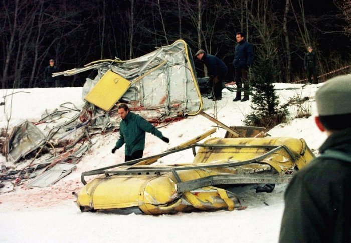 Polizeibeamte inspizieren die Unglücksstelle in den italienischen Dolomiten, wo am 03.02.1998 eine Seilbahngondel abgestürzt war. Foto: Farinacci/Ansa/epa/dpa