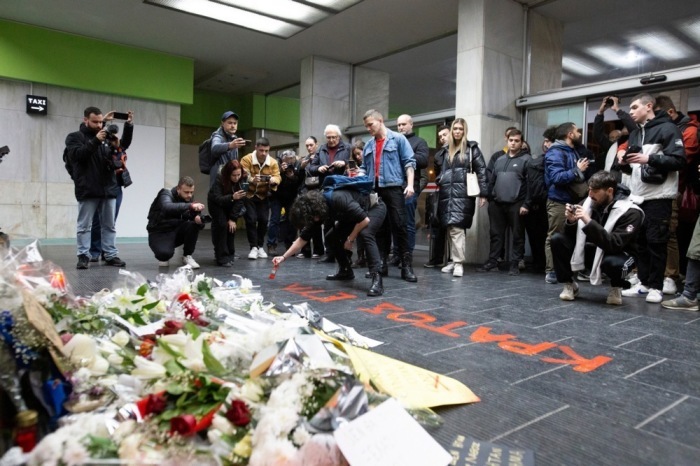 Protestierender sprüht Parole am Bahnhof von Thessaloniki nach tödlichem Zugunglück mit zahlreichen Opfern und wachsender Kritik an den Behörden. Foto: epa/Achilleas Chiras