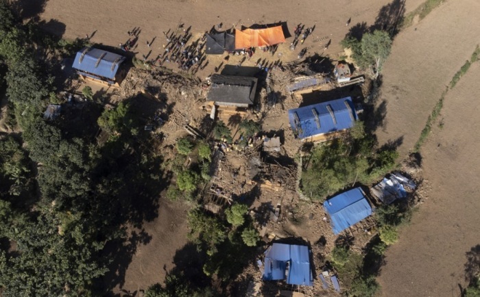 Ein Luftbild eines nach dem Erdbeben beschädigten Hauses im Dorf Chiuri, Jajarkot. Foto: epa/Narendra Shrestha