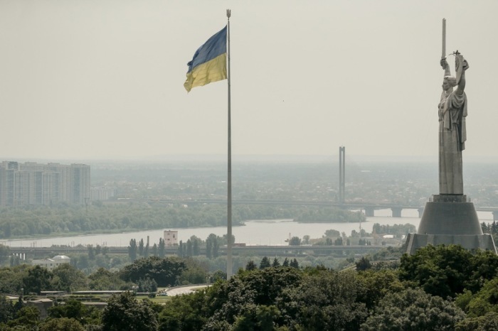 Neben dem Mutterland-Denkmal (R) in Kiew weht die ukrainische Nationalflagge. Foto: epa/Oleg Petrasyuk