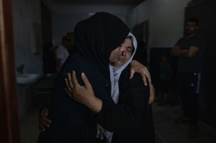 Angehörige trauern im Nasser-Krankenhaus in Khan Yunis um ein bei einem Luftangriff im Gazastreifen getötetes Mädchen. Foto: EPA/Haitham Imad