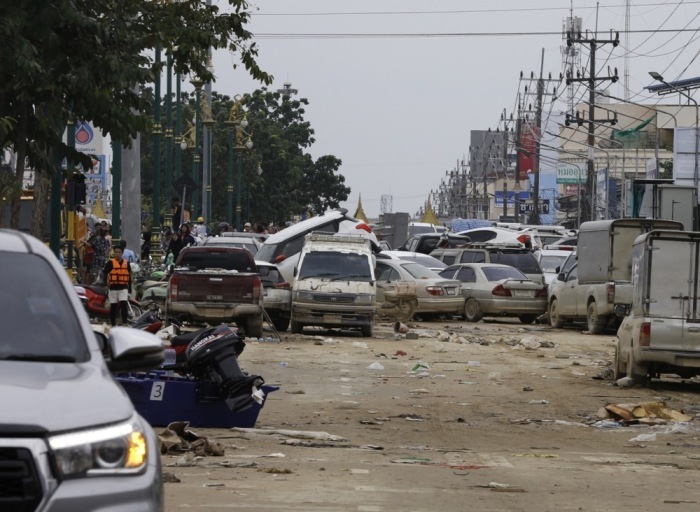 Eine überflutete Straße in Hat Yai ist nach dem Rückgang der Wassermassen von beschädigten Fahrzeugen, Trümmern und Schlamm übersät. Foto: epa-efe/Narong Sangnak