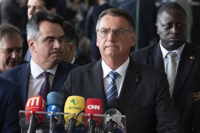 Der amtierende brasilianische Präsident Jair Bolsonaro spricht vor den Medien über die Ergebnisse der Präsidentschaftswahlen. Foto: epa/Joedson Alves