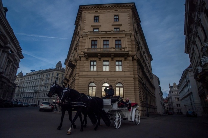 TouristInnen fahren mit einer Kutsche in der Bankgasse im Zentrum von Wien. Foto: epa/Zoltan Balogh Hungary Out
