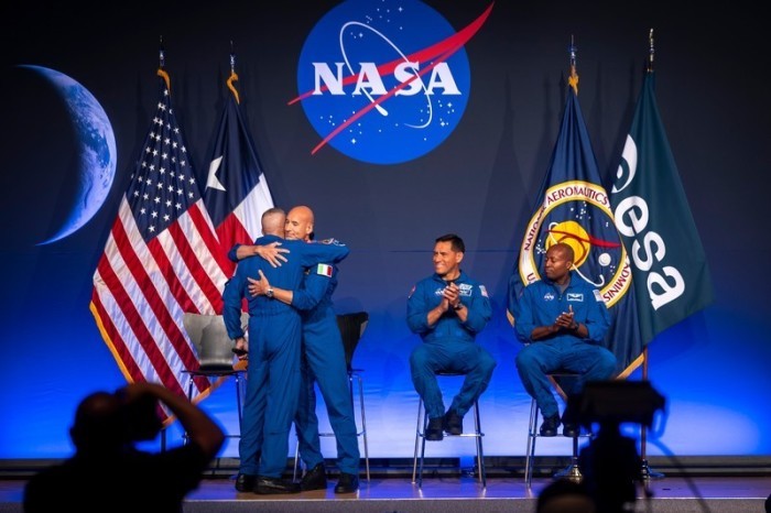 Die Artemis III-Besatzungsmitglieder Randy Bresnik und Luca Parmitano umarmen sich während einer Pressekonferenz im Johnson Space Center Foto: Annie Mulligan/Fr172050 Ap/ap/dpa
