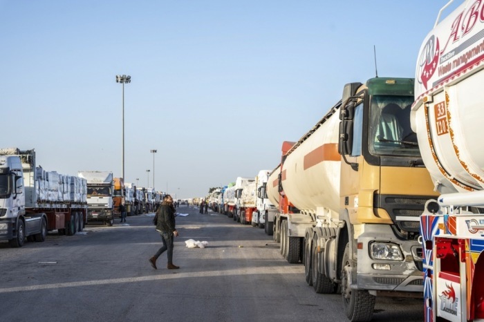 Hilfslastwagen warten am Rafah-Grenzübergang, der testweise geöffnet wurde, um dringend benötigte Lieferungen in den Gazastreifen zu ermöglichen. Foto: epa/Stringer