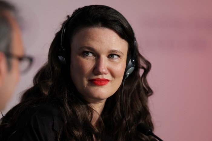 Regisseurin Mascha Schilinski spricht nach der Preisverleihung beim Filmfestival von Cannes auf der Gewinner-Pressekonferenz. Foto: EPA/Victor Boyko / Pool