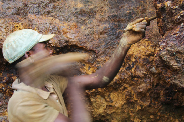 Ein Mann arbeitet in der Mine Zola Zola bei Nzibira in der ostkongolesischen Provinz Süd-Kivu auf der Suche nach Mineralien und Erzen. Foto: Jürgen Bätz/dpa