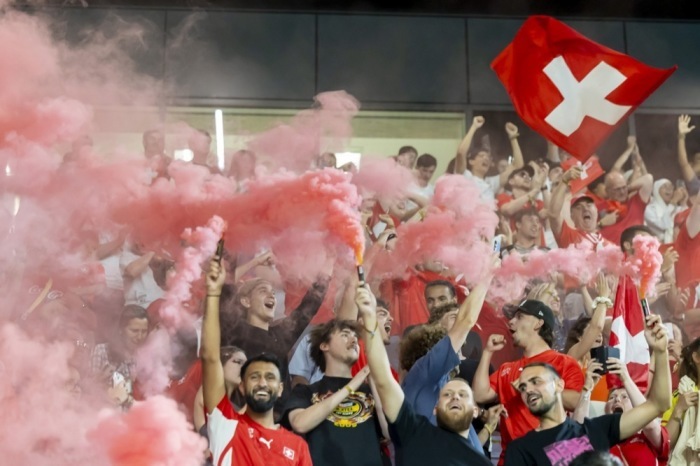 Schweizer Fans feiern beim Public Viewing in Lausanne den Einzug ihrer Nationalmannschaft ins Viertelfinale der Fußball-WM 2026. Foto: EPA/Salvatore Di Nolfi