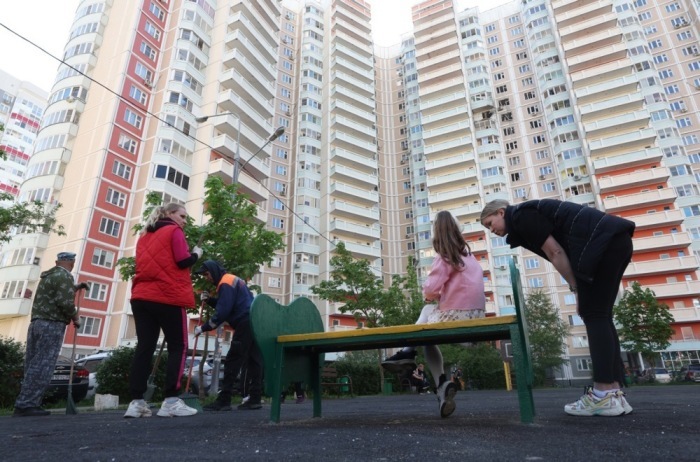 Menschen versammeln sich am Ort eines beschädigten Wohnhauses nach einem Drohnenangriff vor den Toren Moskaus. Foto: epa/Maxim Shipenkov