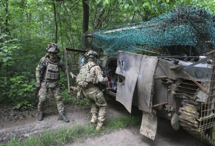 Soldaten der ukrainischen Nationalgarde trainieren im Gebiet Charkiw den Einsatz unter simulierten Drohnenangriffen. Foto: EPA/Sergey Kozlov