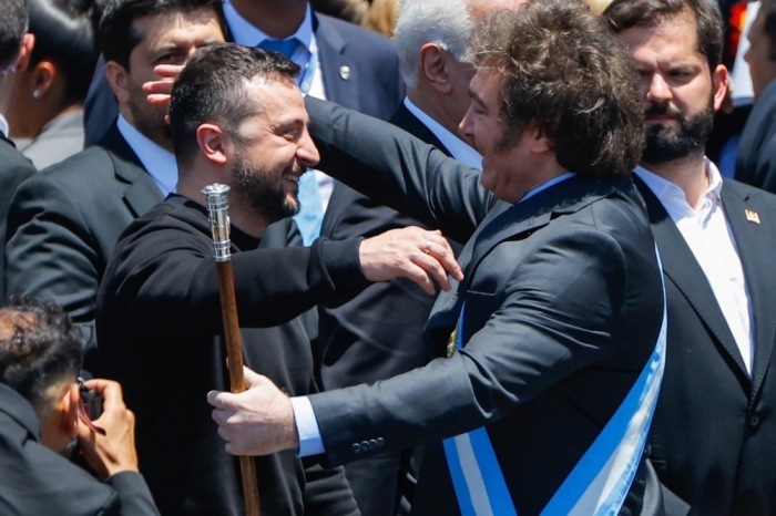 Der gewählte argentinische Präsident Javier Milei (R) begrüßt den Präsidenten der Ukraine Volodymyr Zelensky. Foto: epa/Juan Ignacio Roncoroni