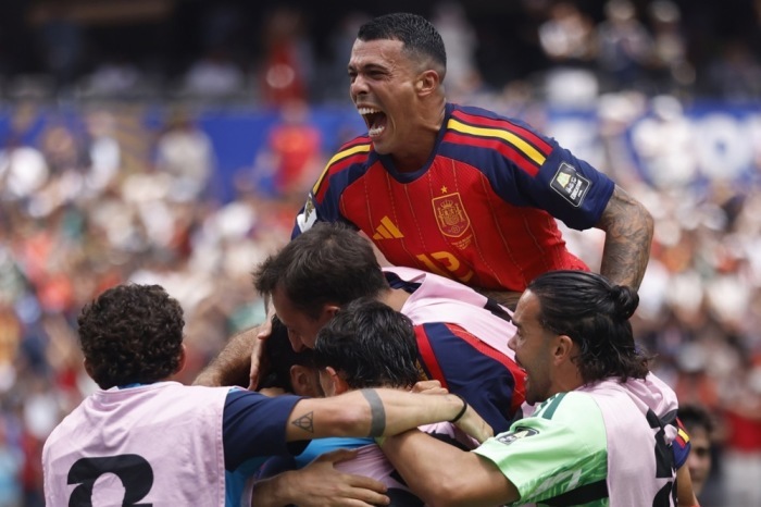 Pedro Porro jubelt mit seinen Teamkollegen über das 2:1 für Spanien im WM-Viertelfinale gegen Belgien in Los Angeles. Foto: EPA/Christopher Torres